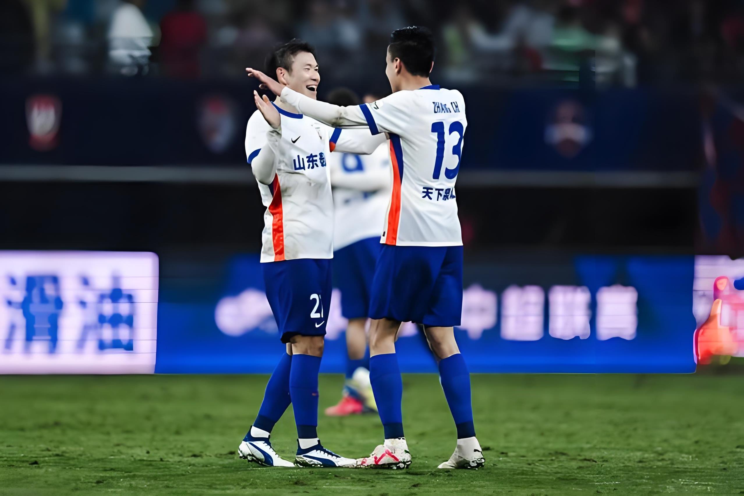 海星TV关于荷甲今晨再迎强敌，西汉姆遗憾出局，主帅态度——赛场秩序良好，轮换策略成焦点的信息